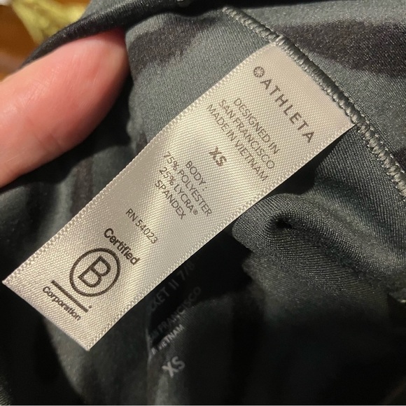 Athleta Salutation Stash Pocket LL 7/8 Tight Leggings in Zebra - Picture 9 of 9